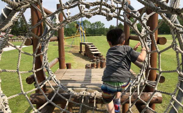 子供と遊ぶ / 03. 更別村で噂の木製アスレチック公園「どんぐり公園」に行ってきた！