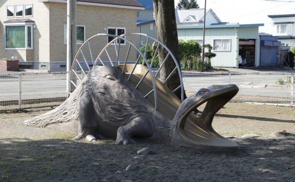 子供と遊ぶ／11. 住宅街に巨大なモンスター!? 芽室町の「かいじゅう公園」（柏木児童公園）が面白い！